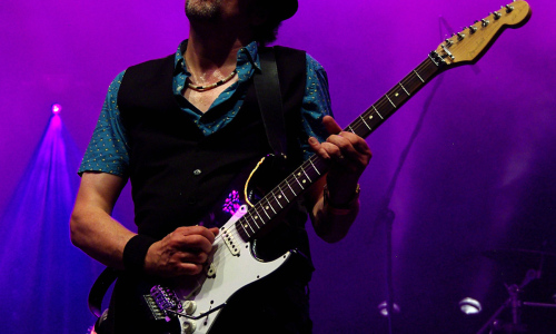 Vzrušující performer Keith Thompson na Malé scéně za oponou