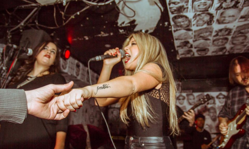 Pam Steebler: Bílý plamen černého blues a soulu s rockovým nápřahem ve Valašském Meziříčí