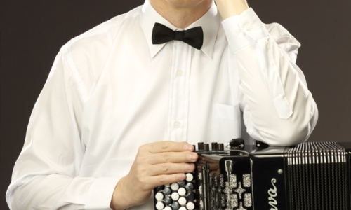 Netradiční spojení kytary, houslí a bajanu zahájí koncertní sezonu